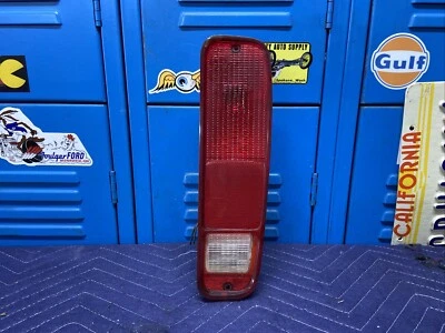 Lanterna traseira lateral direita 1975-1991 Ford Van Econoline 150 passageiros fabricante de equipamento original - Imagem 1 de 4