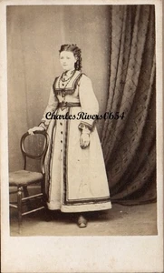 UNATTRIBUTED CDV LADY IN UNUSUAL DRESS VICTORIAN FASHION PHOTO #B9573 - Picture 1 of 2