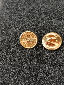 Pin's Pins Pin Enamel 56 Métal Doré Arthus Bertrand Associations "Don du Sang"  - Picture 1 of 4