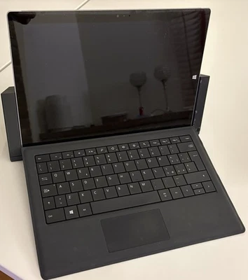 Microsoft Surface Pro + Docking Station - Immagine 1 di 4
