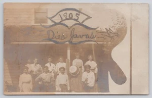 RPPC 1905 Gruppe von Frauen hält Töpfe Pfannen Kessel Name auf Vorderseite Vogel Postkarte - Bild 1 von 2