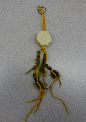 Adorno colgante de cuero nativo americano emplumado hecho a mano, tambor, cuentas, de colección Foto 1 de 4