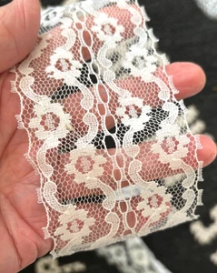 Neu 1 Yd BTY Vintage Nähen WEISSE SPITZENBORTE 2,5" breit überbackene Rosen Blumen HANDARBEIT - Bild 1 von 8