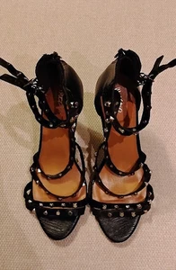 Neu Mossimo schwarz Kunstleder Tiermotiv Nieten Knöchelriemen offene Zehenpartie Absätze Gr. 9 - Bild 1 von 2