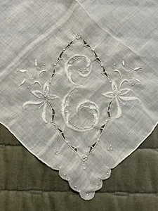 Pañuelo de lino bordado blanco roto con monograma E vintage - Imagen 1 de 6