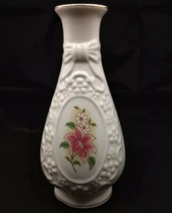 The Cameo Ribbon Vase/Amhearst Manor Collection.  - Bild 1 von 4