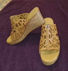 Brighton Daria Tan Leather Silver Charm Diecut Platform Wedge Sandals Sz 7.5 M - Picture 1 of 7