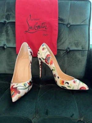 Zapatos de salón Christian Louboutin con mosaico blanco floral Foto 1 de 4