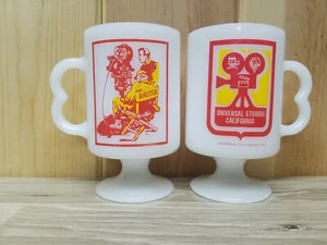 2 70er Jahre Universal Studios California Director Milchglas Kaffeetassen Hollywood - Bild 1 von 6