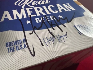 HULK HOGAN AUTENTICA FIRMATA AUTOGRAFATA CONFEZIONE DA 12 VERA BIRRA AMERICANA custodia vuota - Foto 1 di 4