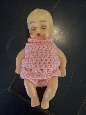 Muñeca De Colección Bebé Delgada Plástico Ojos Dormidos con Vestido de Ganchillo Hecho a Mano 5 1/2 pulgadas" Foto 1 de 4