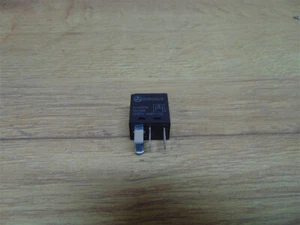 Plug Position C Relay Genuine Mercedes X156/W213/X292 - A0035420419 - Picture 1 of 1