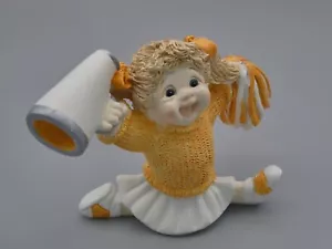 Figurina Cheerleader Giallo Arancione Ragazza Pom Pom Corno Sogni Firmata 2001 3" - Foto 1 di 9