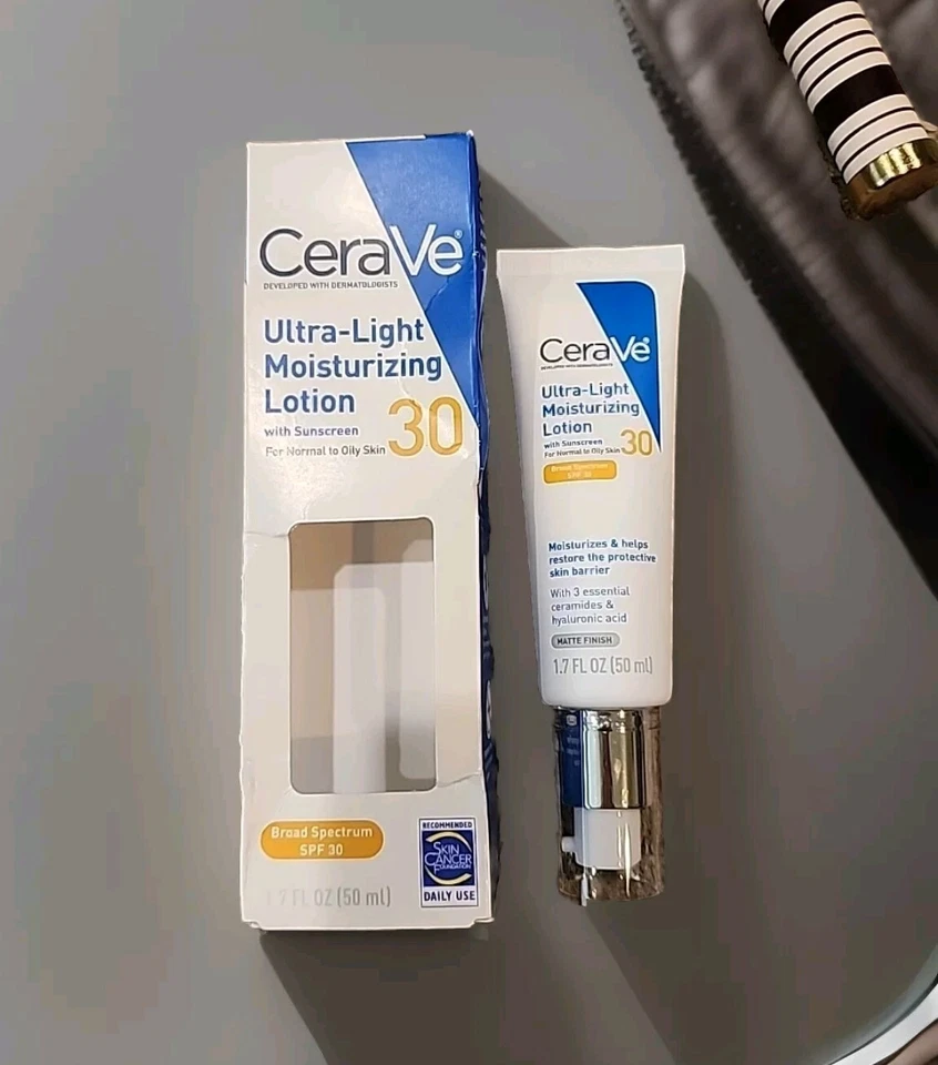 Loción hidratante ultraligera CeraVe SPF30 para piel normal a grasa 1,7 oz./50 ml Foto 1 de 1