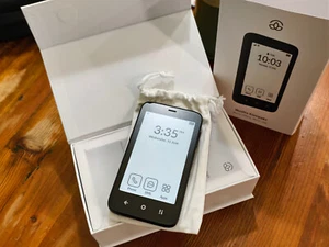 Mudita Kompakt Minimalist E-Ink Phone (North America) Charcoal Black - Zdjęcie 1 z 6