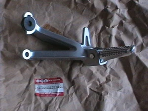 GENUINE SUZUKI GSXR 600 750 96-00 L/H PILLION FOOTREST ASSEMBLY 43700-33E00-000 - Picture 1 of 4