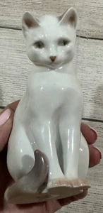 Vintage Royal Copenhagen Bing & Grondahl Cat Sitting White Gray Tips #2453 H - Picture 1 of 6