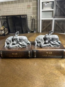 (2) Figura sujetalibros vintage Sleeping Fawn - base novela guerra y paz, aspecto de peltre - Imagen 1 de 17