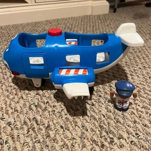 Avión Fisher-Price Little People Travel Together con figura de piloto - Imagen 1 de 3