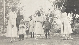 Juego de croquet de la década de 1910 niñas niños al aire libre diversión familiar foto real original P16j13 - Imagen 1 de 16