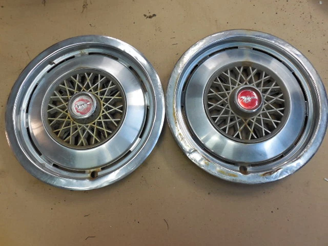 Ford Mustang II 1977 1978 13" tapacubos juego de 2 cubiertas de rueda Foto 1 de 4