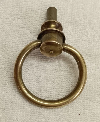 ANTIGUO CAJÓN DE ANILLO ABATIBLE DE LATÓN PESADO, ESCRITORIO, CUBO, TIRADOR DE PUERTA, 1 7/8 PULG. DIA. ANILLO Foto 1 de 4