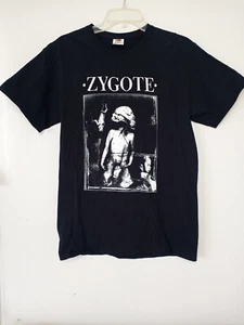 ¡RARO DE COLECCIÓN! Camiseta Zygote Crust Punk DOOM Axegrinder Descarga Reino Unido Mediana - Imagen 1 de 6