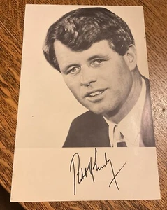 Robert F Kennedy möglich Faksimile? Signiertes Foto 5,5x8,5 Schwarzweiß OHNE COA - Bild 1 von 3