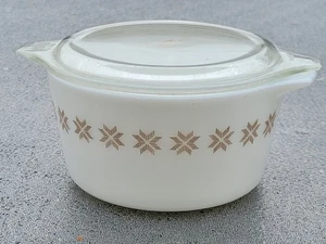 Pyrex #473 1 Quart Kasserolle weiß/braun Sterne Town & Country Aschenputtel - Bild 1 von 3