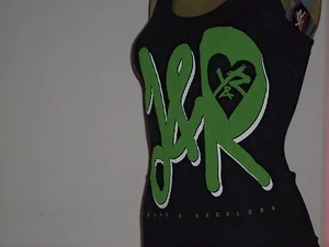 JOVEN E IMPRUDENTE MUJER ACANALADA GRÁFICA CAMISETA SIN MANGAS NEGRO CON CORAZÓN Tamaño mediano - Imagen 1 de 3