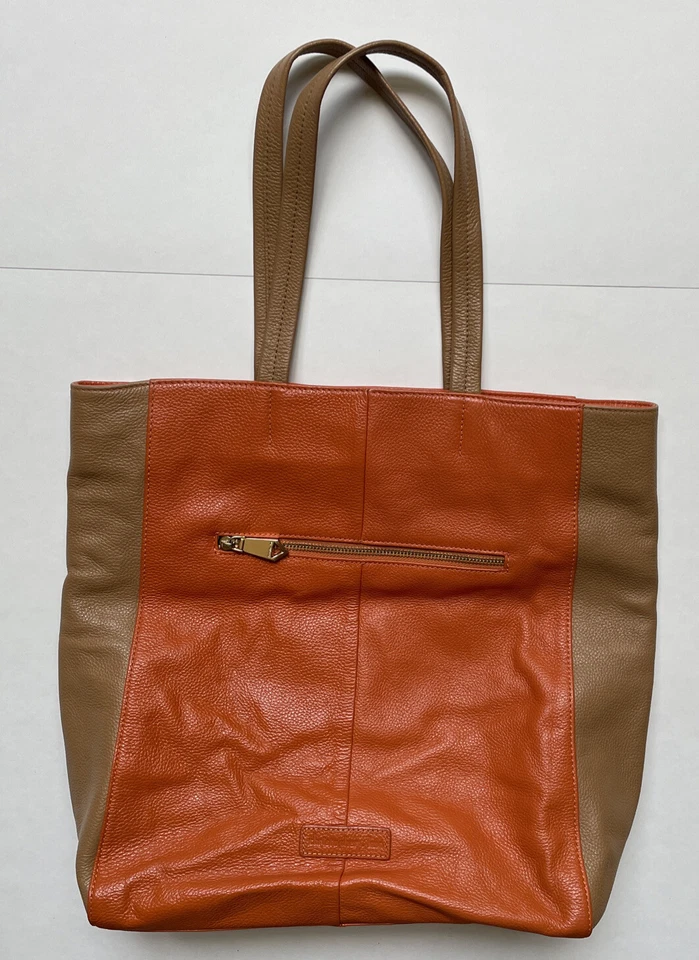 "Bolso de mano Christopher Kon de cuero granulado naranja y tostado 17"" x 16""" Foto 1 de 4