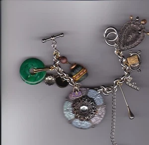 VINTAGE BETTELARMBAND Reisepass, Buchstabe F, Emaille Herz, Geldbörse, violette Brosche - Bild 1 von 1