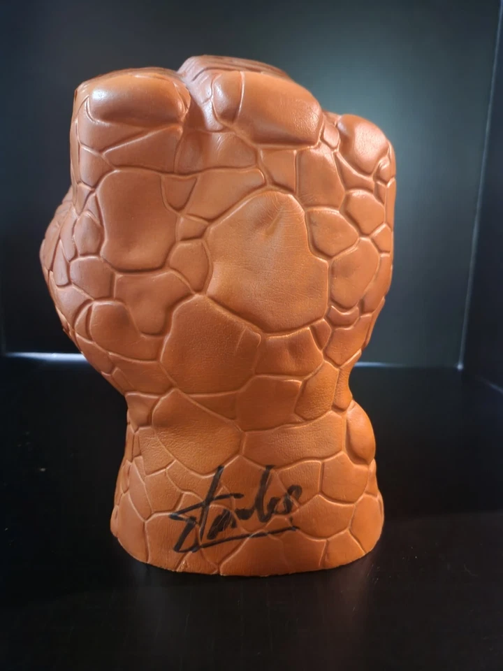 Manos Foam Thing autografiadas por Stan Lee autenticación por Stan Lee coleccionables Foto 1 de 4