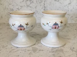 International Heartland 3 5/8" Kerzenhalter 2er Set Bauernhaus Szene - Bild 1 von 6