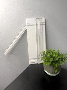 Cricut 12in/30cm Portable Paper Trimmer Cutting Tool - Picture 1 of 7