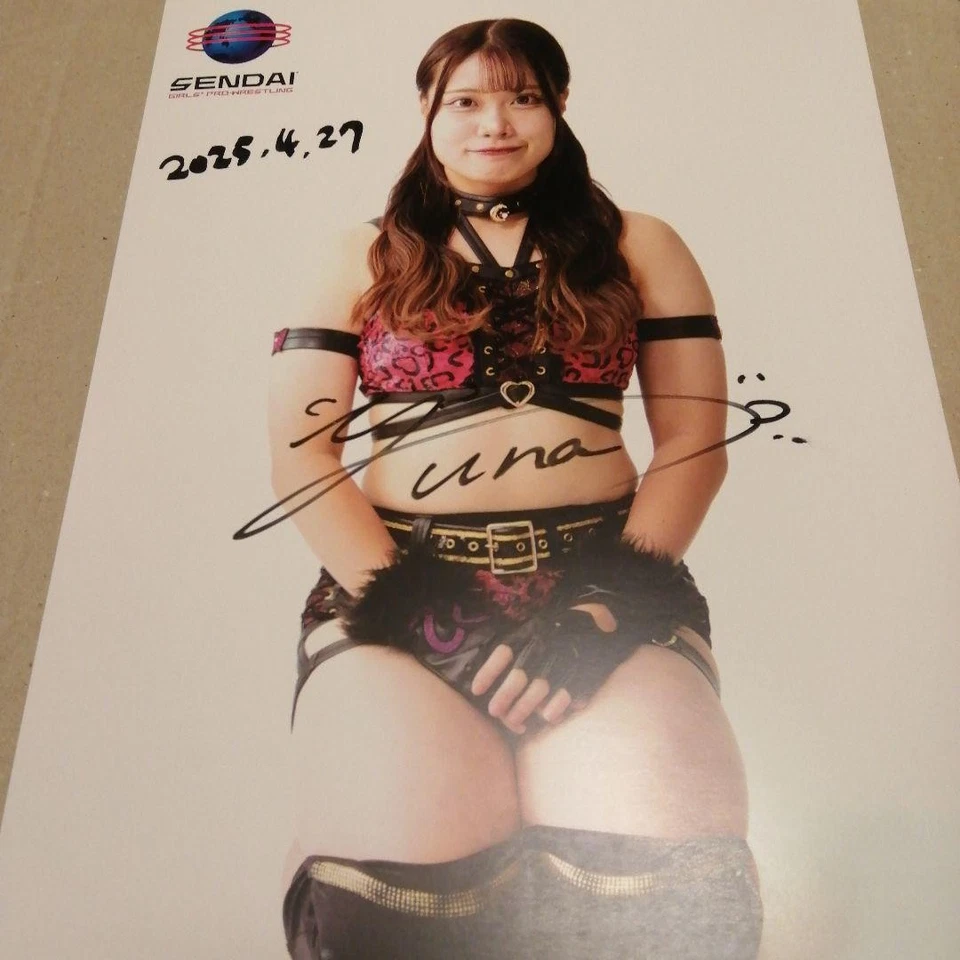 YUNA Sendai Girls Pro Wrestling A4 Firmado Retrato Autografiado a Mano Nuevo Foto 1 de 1