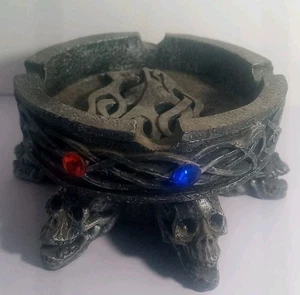 Flammender Totenkopf Zinnfarben Harz Aschenbecher Fantasy Keltenschädel auf Sockel  - Bild 1 von 5