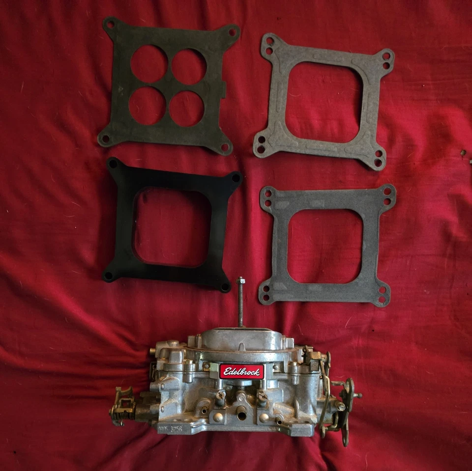 Carburador Edelbrock 1405 Performer 600 CFM con obturador manual acabado satinado Foto 1 de 4