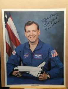FOTO AUTOGRAFIADA 8X10 DEL ASTRONAUTA DE LA NASA THOMAS D. AKERS (TOM) - Imagen 1 de 2
