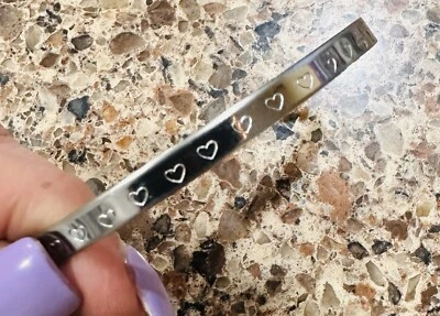 Juego de 2 pulseras de brazalete de aluminio estampadas a mano con corazón y tema de punto simple Foto 1 de 4