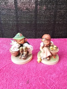 M J Hummel Küken Mädchen & Spielkameraden Junge mit Hasen Vintage Figur 57/0 & 58/0 - Bild 1 von 8