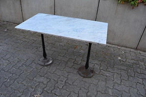 Französischer Bistro Tisch mit Marmorplatte 2 Böcke 2 Gusseisen Gestelle - Bild 1 von 11
