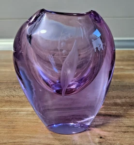 ZBS Tschechische  Violette kleine Tischvase mit feiner Maiglöckchen Gravur - Bild 1 von 6