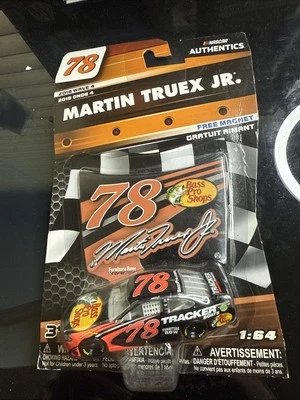 Martin Truex Jr #78 NASCAR Authentics 2018 Wave 4 Bass Pro Tracker Boats 1:64 Foto 1 de 2