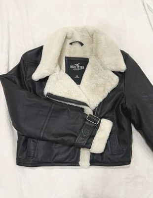 Chaqueta de motociclista Hollister recortada de cuero sintético para mujer crema, mediana Foto 1 de 4