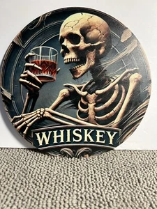 Herren Höhle Wandschild Deko Skelett Whiskey bunt rund Knochen klein - Bild 1 von 8