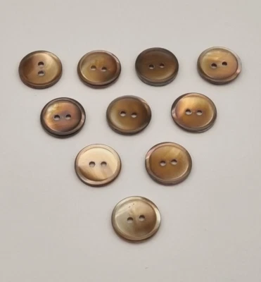 10 braune Perlmutt Knöpfe 2-Loch 14 mm / Mother-of-Pearl Button Bouton Nacre D10 - Bild 1 von 3