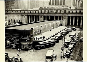 Greyhound Bus Terminal 1936 Stampa artistica cartolina foto di Berenice Abbott - Fotofolio - Foto 1 di 5