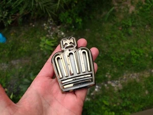 TOYOTA CROWN S170 FRONT RADIATOR GRILLE EMBLEM BADGE GOLD/WHITE OEM 1999 - Picture 1 of 10
