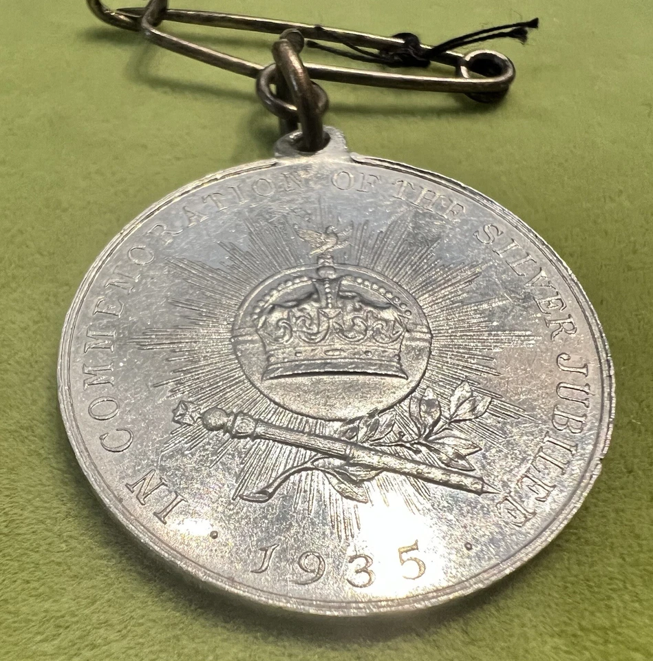 KING GEORGE V QUEEN MARY UK MEDAL 1935 COMMEMORATE SILVER JUBILEE UNITED KINGDOM - Image 1 of 4